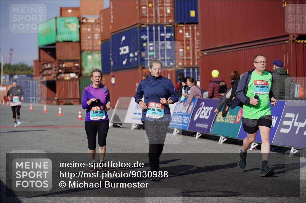 03.10.2025 - Köhlbrandbrückenlauf Michael Burmester http://msf.ph/oto/9030988 03.10.2025 10:36:33 Ziel 1982, 2331, 2780, 3094, 3096, 3225, 3311 meine-sportfotos.de
