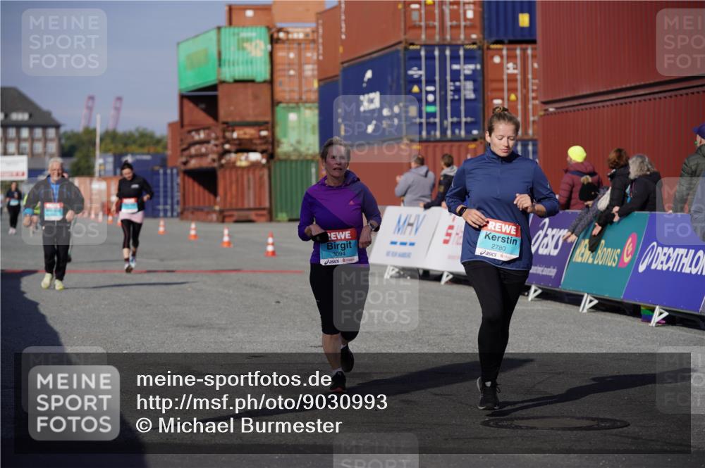 03.10.2025 - Köhlbrandbrückenlauf Michael Burmester http://msf.ph/oto/9030993 03.10.2025 10:36:34 Ziel 1982, 2780, 3094, 3096, 3225, 3311 meine-sportfotos.de