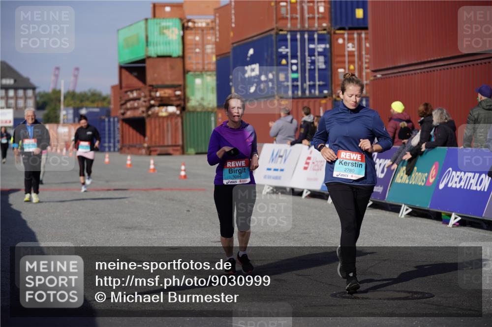 03.10.2025 - Köhlbrandbrückenlauf Michael Burmester http://msf.ph/oto/9030999 03.10.2025 10:36:34 Ziel 1982, 2780, 3094, 3096, 3225, 3311 meine-sportfotos.de
