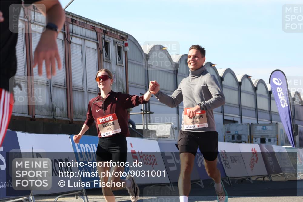 03.10.2025 - Köhlbrandbrückenlauf Luisa Fischer http://msf.ph/oto/9031001 03.10.2025 13:05:09 Ziel 4098, 4175, 4256, 4490, 4585, 4751, 5670, 5785, 5951, 5952, 5969, 6561, 6719 meine-sportfotos.de