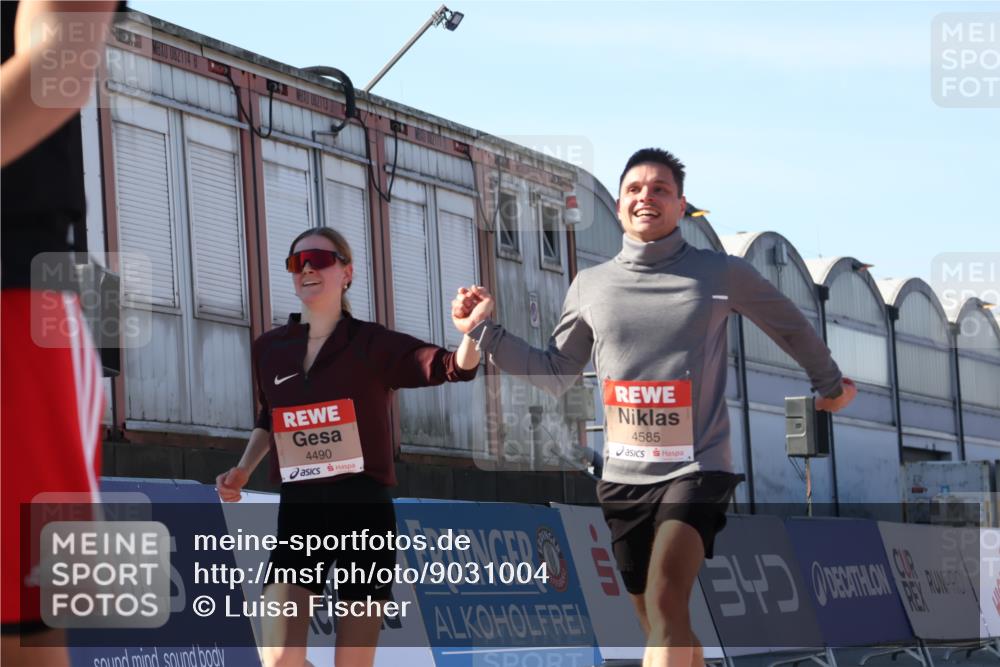 03.10.2025 - Köhlbrandbrückenlauf Luisa Fischer http://msf.ph/oto/9031004 03.10.2025 13:05:09 Ziel 4098, 4175, 4256, 4490, 4585, 4751, 5670, 5785, 5951, 5952, 5969, 6561, 6719 meine-sportfotos.de