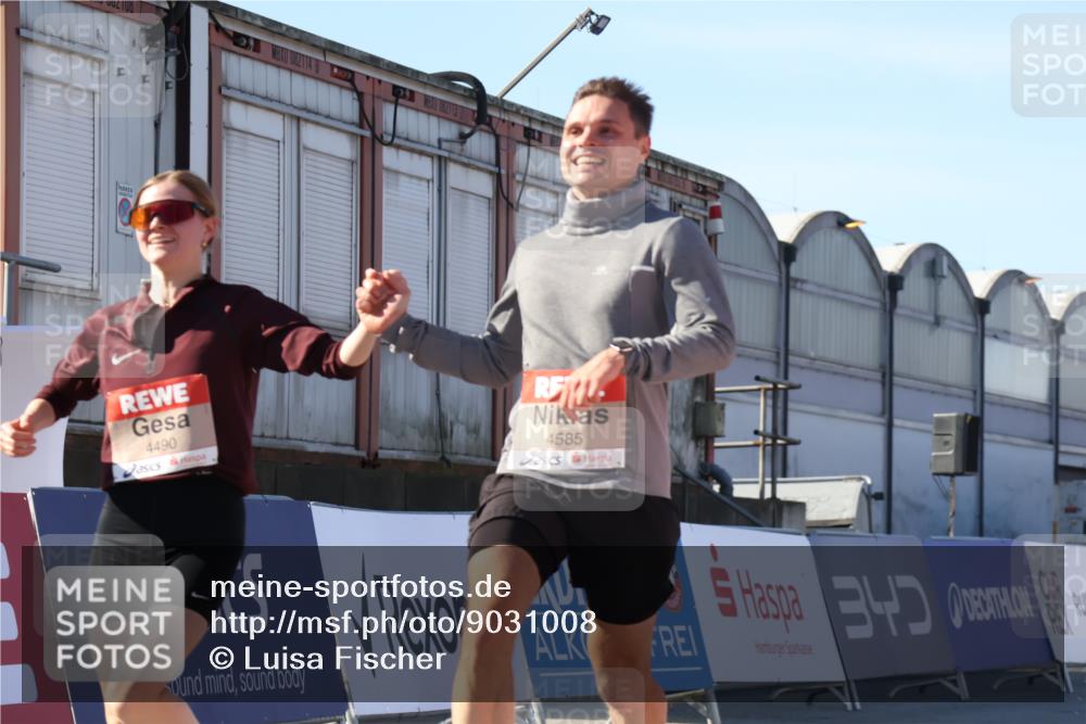 03.10.2025 - Köhlbrandbrückenlauf Luisa Fischer http://msf.ph/oto/9031008 03.10.2025 13:05:09 Ziel 4098, 4175, 4256, 4490, 4585, 4751, 5670, 5785, 5951, 5952, 5969, 6561, 6719 meine-sportfotos.de