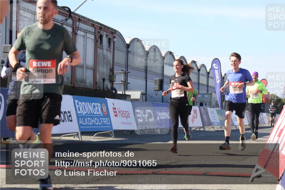 03.10.2025 - Köhlbrandbrückenlauf Luisa Fischer http://msf.ph/oto/9031065 03.10.2025 13:05:17 Ziel 4098, 4256, 4272, 4344, 4390, 4490, 4496, 4585, 4877, 5637, 5969, 6041, 6044, 6081 meine-sportfotos.de