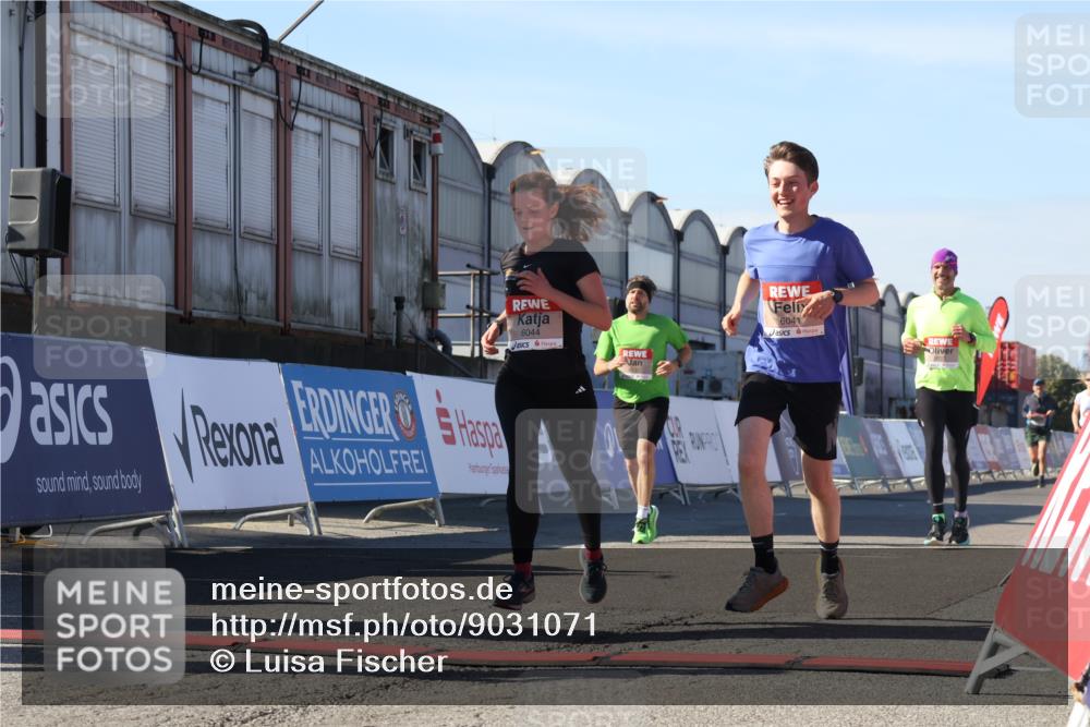 03.10.2025 - Köhlbrandbrückenlauf Luisa Fischer http://msf.ph/oto/9031071 03.10.2025 13:05:17 Ziel 4098, 4256, 4272, 4344, 4390, 4490, 4496, 4585, 4877, 5637, 5969, 6041, 6044, 6081 meine-sportfotos.de