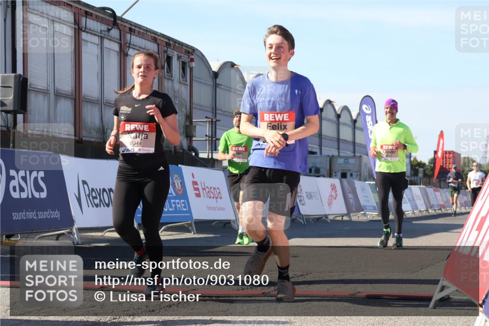 03.10.2025 - Köhlbrandbrückenlauf Luisa Fischer http://msf.ph/oto/9031080 03.10.2025 13:05:18 Ziel 4272, 4344, 4390, 4490, 4496, 4585, 4877, 5637, 5969, 6041, 6044, 6081 meine-sportfotos.de