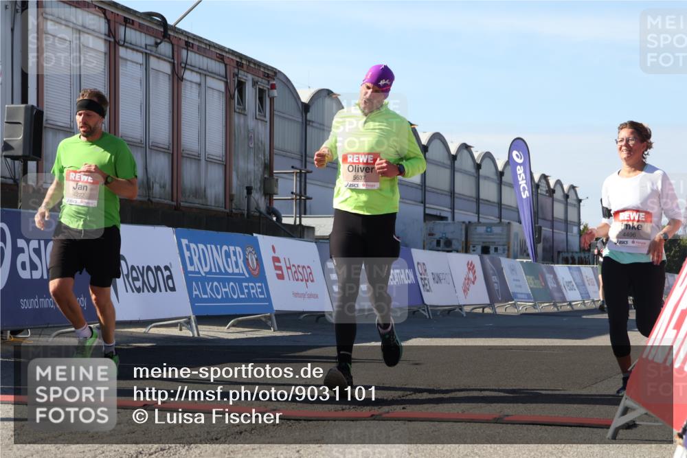 03.10.2025 - Köhlbrandbrückenlauf Luisa Fischer http://msf.ph/oto/9031101 03.10.2025 13:05:20 Ziel 4272, 4344, 4390, 4490, 4496, 4584, 4585, 4877, 5637, 5969, 6041, 6044, 6081 meine-sportfotos.de