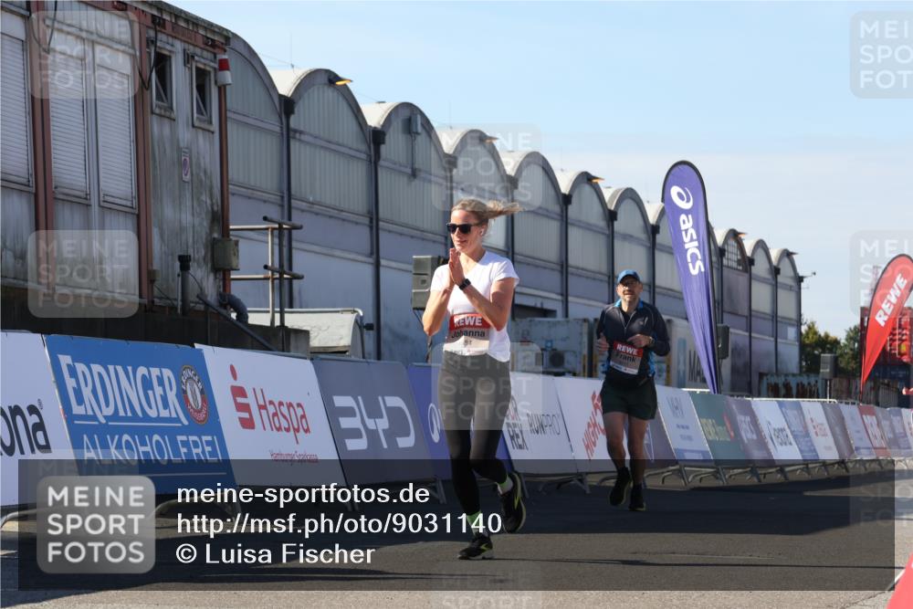 03.10.2025 - Köhlbrandbrückenlauf Luisa Fischer http://msf.ph/oto/9031140 03.10.2025 13:05:24 Ziel 4011, 4272, 4344, 4390, 4496, 4584, 4877, 5637, 5969, 6041, 6044, 6081 meine-sportfotos.de