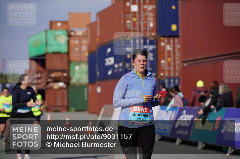 03.10.2025 - Köhlbrandbrückenlauf Michael Burmester http://msf.ph/oto/9031157 03.10.2025 10:36:54 Ziel 2324, 2738, 2741, 2757, 2781, 3571 meine-sportfotos.de