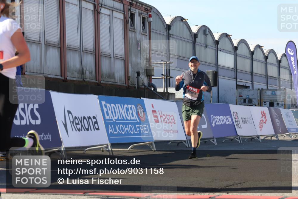 03.10.2025 - Köhlbrandbrückenlauf Luisa Fischer http://msf.ph/oto/9031158 03.10.2025 13:05:26 Ziel 4011, 4272, 4344, 4390, 4496, 4584, 4877, 5637, 6041, 6044, 6081 meine-sportfotos.de