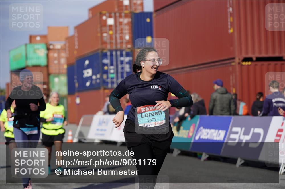 03.10.2025 - Köhlbrandbrückenlauf Michael Burmester http://msf.ph/oto/9031179 03.10.2025 10:36:57 Ziel 2324, 2738, 2741, 2757, 3571 meine-sportfotos.de