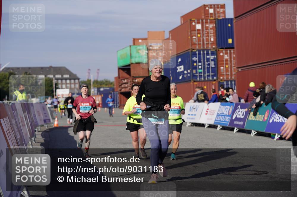 03.10.2025 - Köhlbrandbrückenlauf Michael Burmester http://msf.ph/oto/9031183 03.10.2025 10:36:58 Ziel 2324, 2738, 2741, 2757, 3571 meine-sportfotos.de