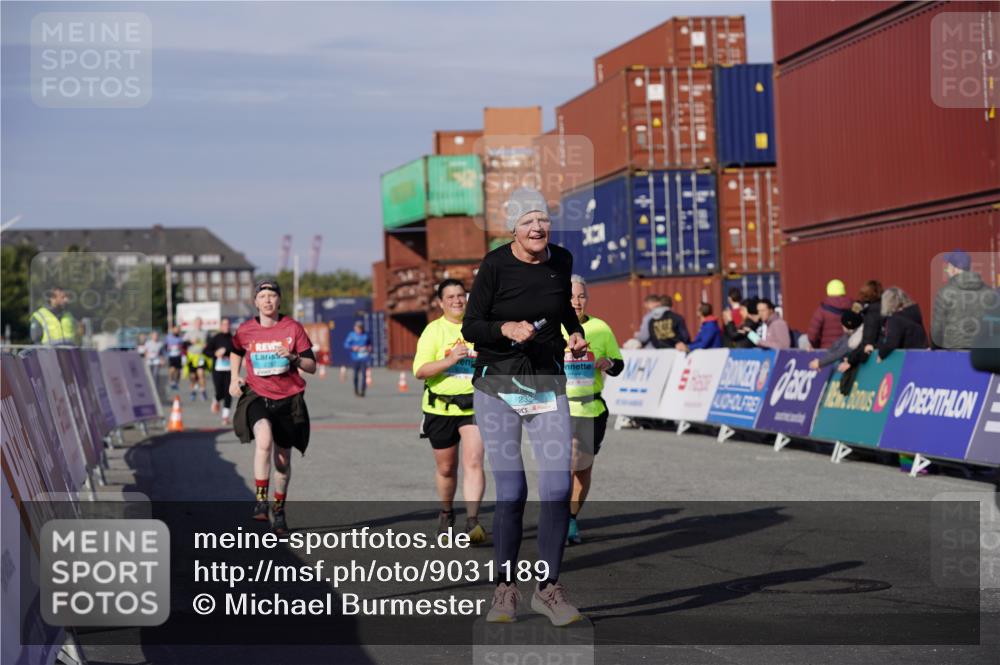 03.10.2025 - Köhlbrandbrückenlauf Michael Burmester http://msf.ph/oto/9031189 03.10.2025 10:36:58 Ziel 2324, 2738, 2741, 2757, 3571 meine-sportfotos.de