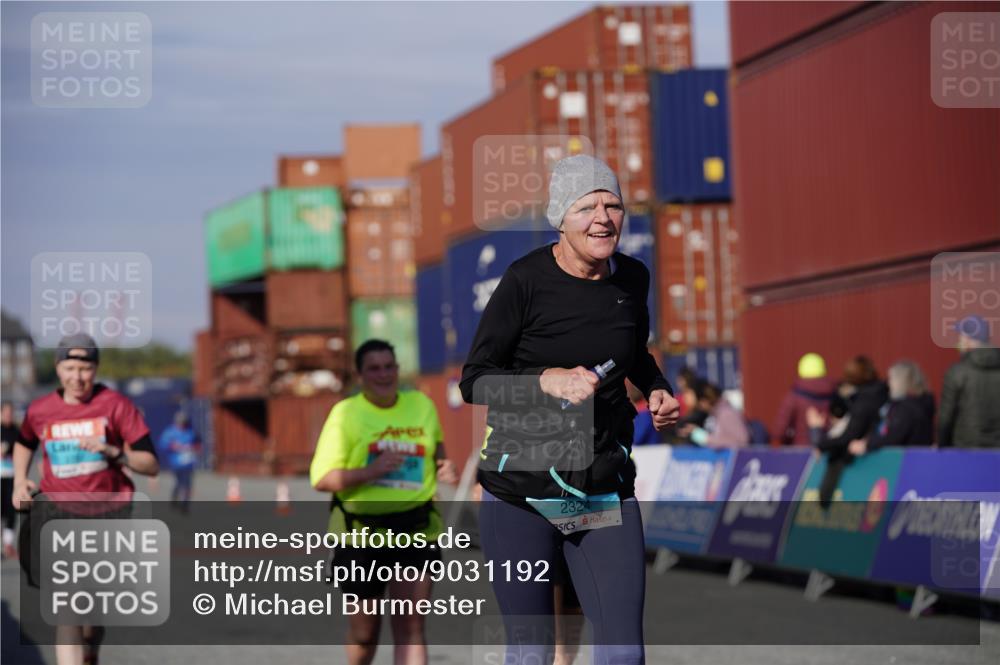 03.10.2025 - Köhlbrandbrückenlauf Michael Burmester http://msf.ph/oto/9031192 03.10.2025 10:36:59 Ziel 2324, 2738, 2741, 2757, 3571 meine-sportfotos.de