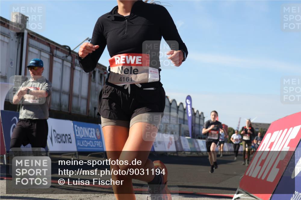 03.10.2025 - Köhlbrandbrückenlauf Luisa Fischer http://msf.ph/oto/9031194 03.10.2025 13:05:33 Ziel 4011, 4062, 4161, 4278, 4384, 4584, 5468, 6281 meine-sportfotos.de