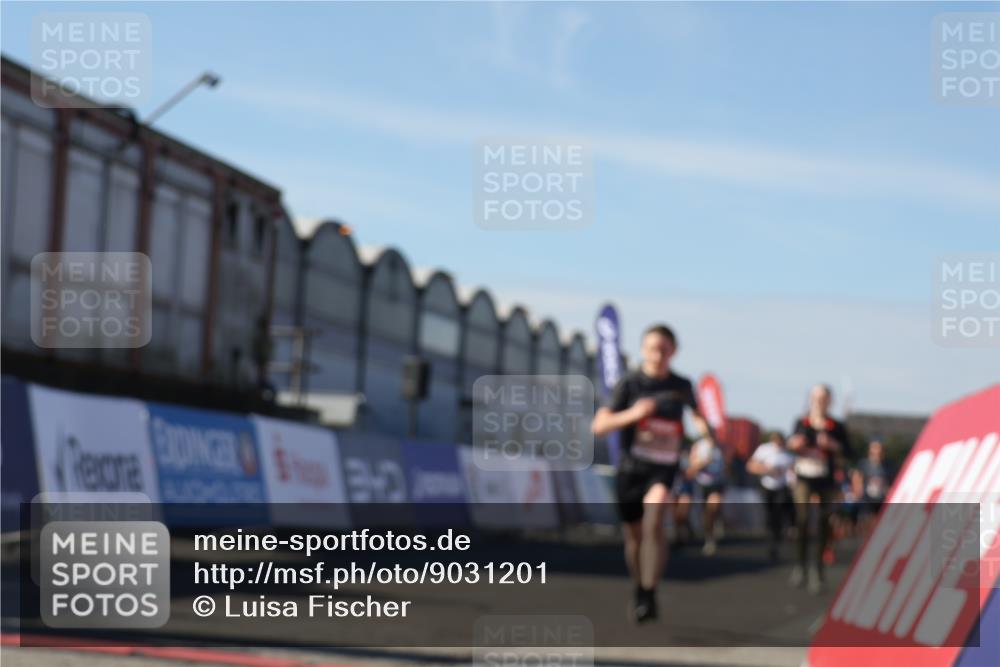 03.10.2025 - Köhlbrandbrückenlauf Luisa Fischer http://msf.ph/oto/9031201 03.10.2025 13:05:34 Ziel 4011, 4062, 4161, 4278, 4384, 4584, 5468, 6281 meine-sportfotos.de