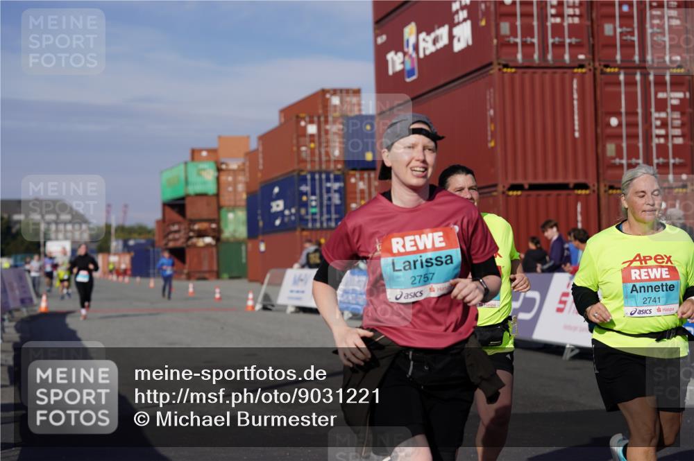 03.10.2025 - Köhlbrandbrückenlauf Michael Burmester http://msf.ph/oto/9031221 03.10.2025 10:37:02 Ziel 2324, 2606, 2738, 2741, 2757 meine-sportfotos.de