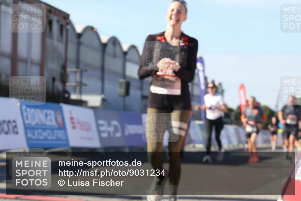 03.10.2025 - Köhlbrandbrückenlauf Luisa Fischer http://msf.ph/oto/9031234 03.10.2025 13:05:37 Ziel 4011, 4062, 4161, 4278, 4296, 4332, 4384, 5468, 5676, 6281, 6786, 6787 meine-sportfotos.de