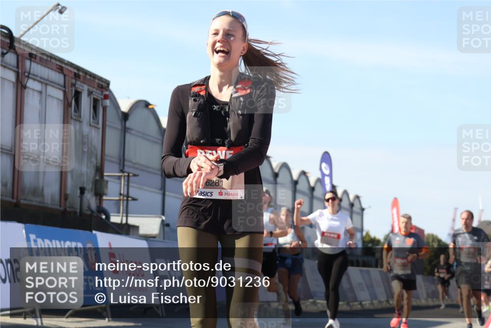 03.10.2025 - Köhlbrandbrückenlauf Luisa Fischer http://msf.ph/oto/9031236 03.10.2025 13:05:37 Ziel 4011, 4062, 4161, 4278, 4296, 4332, 4384, 5468, 5676, 6281, 6786, 6787 meine-sportfotos.de