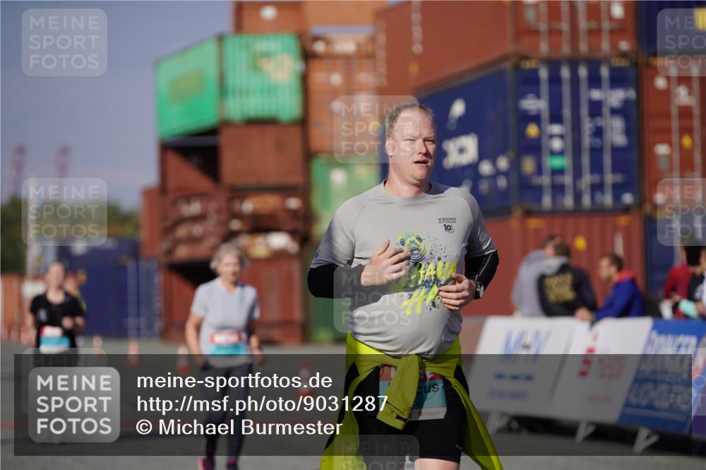 03.10.2025 - Köhlbrandbrückenlauf Michael Burmester http://msf.ph/oto/9031287 03.10.2025 10:37:16 Ziel 1958, 2153, 2238, 2487, 3298 meine-sportfotos.de