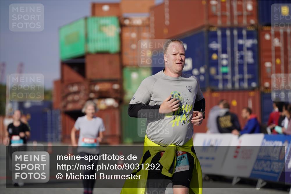 03.10.2025 - Köhlbrandbrückenlauf Michael Burmester http://msf.ph/oto/9031292 03.10.2025 10:37:16 Ziel 1958, 2153, 2238, 2487, 3298 meine-sportfotos.de