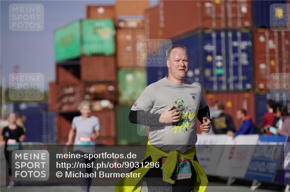 03.10.2025 - Köhlbrandbrückenlauf Michael Burmester http://msf.ph/oto/9031296 03.10.2025 10:37:16 Ziel 1958, 2153, 2238, 2487, 3298 meine-sportfotos.de