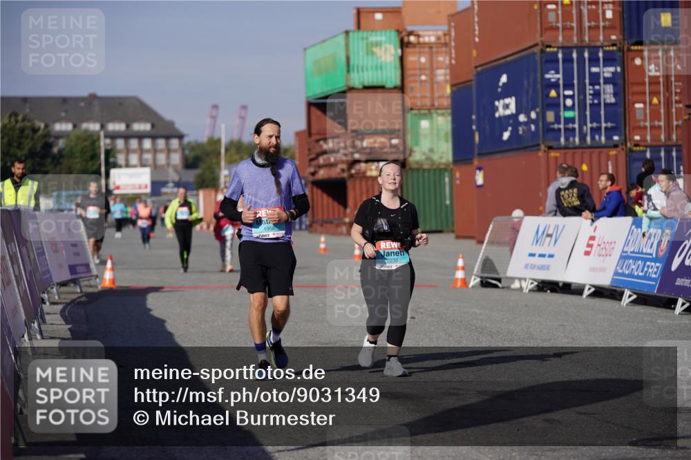 03.10.2025 - Köhlbrandbrückenlauf Michael Burmester http://msf.ph/oto/9031349 03.10.2025 10:37:22 Ziel 1958, 2238, 3298 meine-sportfotos.de