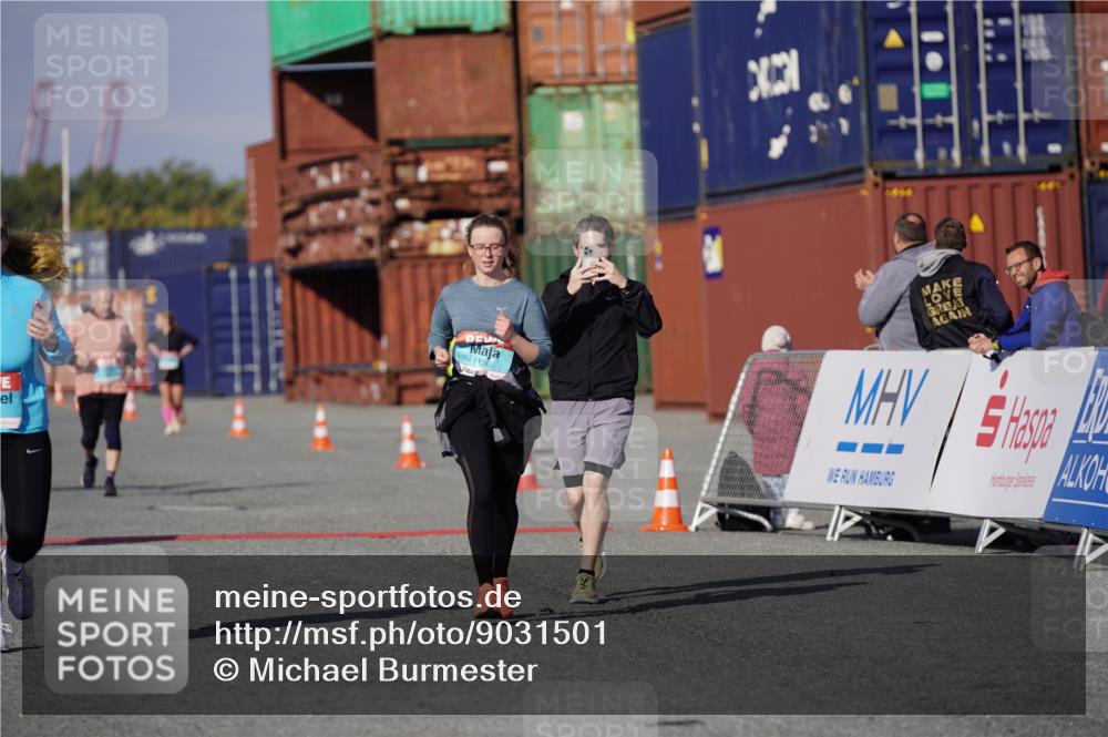 03.10.2025 - Köhlbrandbrückenlauf Michael Burmester http://msf.ph/oto/9031501 03.10.2025 10:37:56 Ziel 1136, 1254, 2597, 2602 meine-sportfotos.de