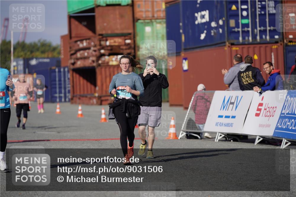 03.10.2025 - Köhlbrandbrückenlauf Michael Burmester http://msf.ph/oto/9031506 03.10.2025 10:37:56 Ziel 1136, 1254, 2597, 2602 meine-sportfotos.de