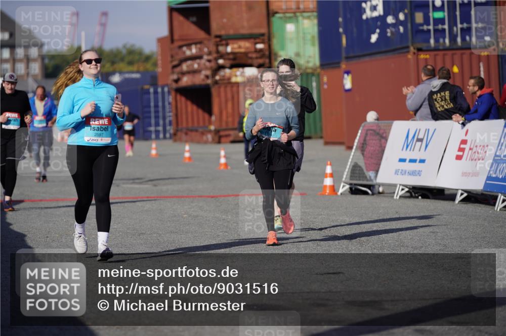 03.10.2025 - Köhlbrandbrückenlauf Michael Burmester http://msf.ph/oto/9031516 03.10.2025 10:37:56 Ziel 1136, 1254, 2597, 2602 meine-sportfotos.de