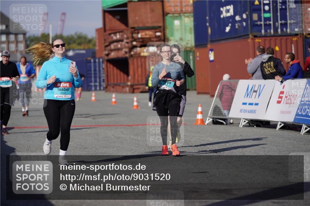 03.10.2025 - Köhlbrandbrückenlauf Michael Burmester http://msf.ph/oto/9031520 03.10.2025 10:37:57 Ziel 1136, 1254, 2597, 2602 meine-sportfotos.de