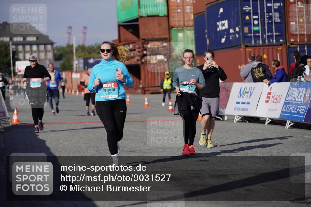 03.10.2025 - Köhlbrandbrückenlauf Michael Burmester http://msf.ph/oto/9031527 03.10.2025 10:37:58 Ziel 1136, 1254, 2597, 2602 meine-sportfotos.de