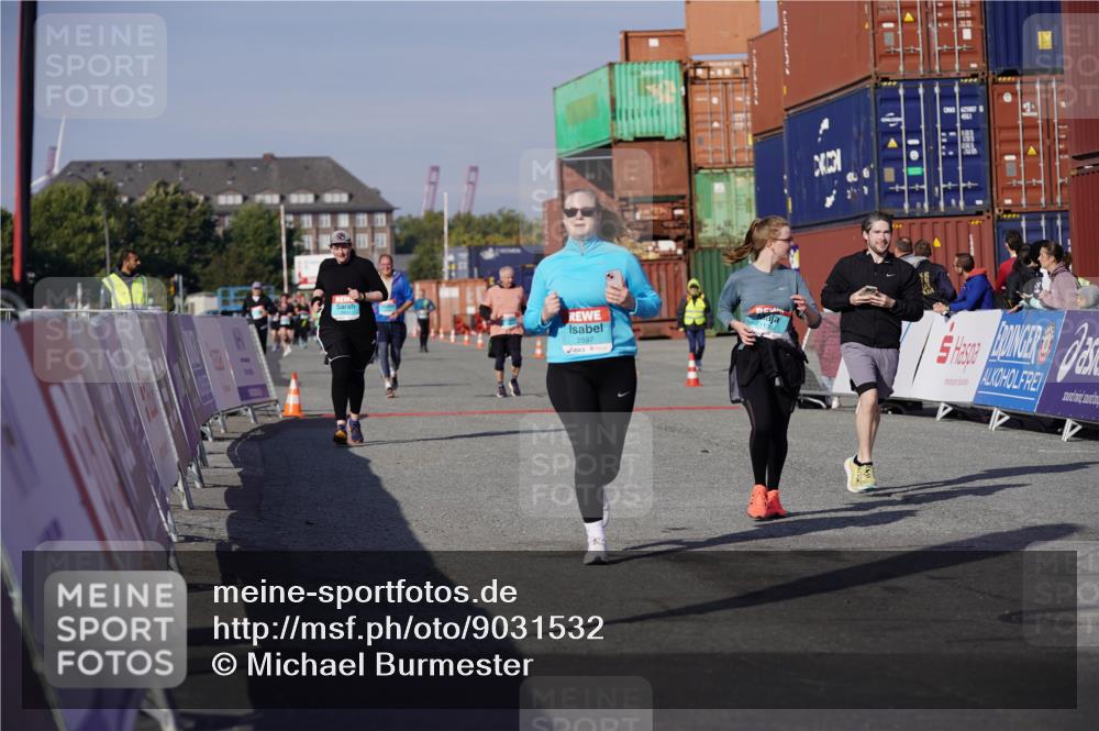 03.10.2025 - Köhlbrandbrückenlauf Michael Burmester http://msf.ph/oto/9031532 03.10.2025 10:37:58 Ziel 1136, 1254, 2597, 2602 meine-sportfotos.de