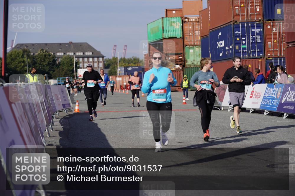 03.10.2025 - Köhlbrandbrückenlauf Michael Burmester http://msf.ph/oto/9031537 03.10.2025 10:37:58 Ziel 1136, 1254, 2597, 2602 meine-sportfotos.de