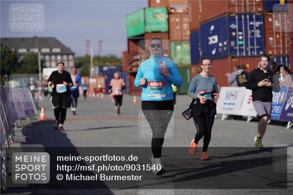 03.10.2025 - Köhlbrandbrückenlauf Michael Burmester http://msf.ph/oto/9031540 03.10.2025 10:37:59 Ziel 1136, 1254, 2597, 2602 meine-sportfotos.de