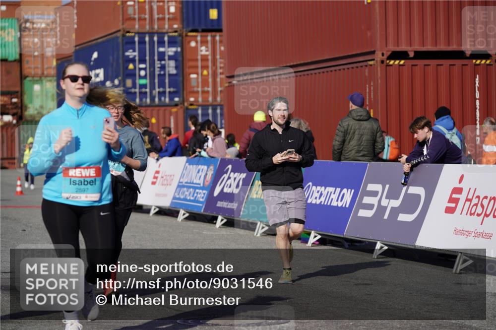 03.10.2025 - Köhlbrandbrückenlauf Michael Burmester http://msf.ph/oto/9031546 03.10.2025 10:38:00 Ziel 1136, 1254, 2597, 2602 meine-sportfotos.de