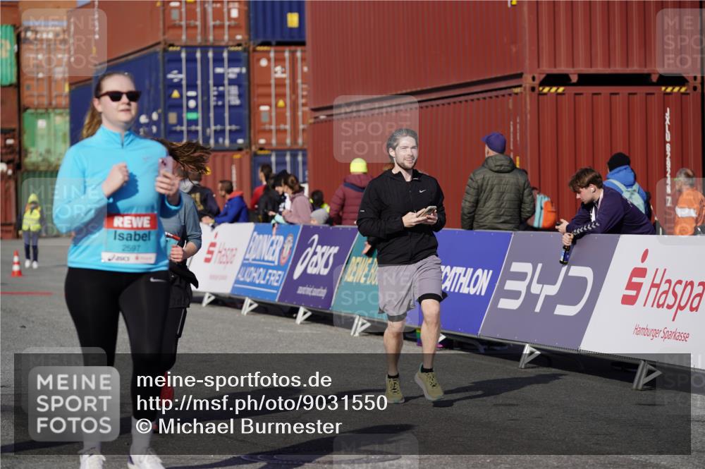 03.10.2025 - Köhlbrandbrückenlauf Michael Burmester http://msf.ph/oto/9031550 03.10.2025 10:38:00 Ziel 1136, 1254, 2597, 2602 meine-sportfotos.de