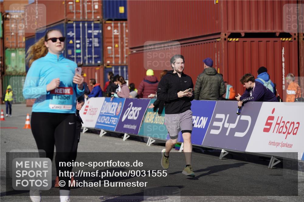03.10.2025 - Köhlbrandbrückenlauf Michael Burmester http://msf.ph/oto/9031555 03.10.2025 10:38:00 Ziel 1136, 1254, 2597, 2602 meine-sportfotos.de