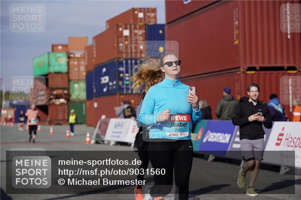 03.10.2025 - Köhlbrandbrückenlauf Michael Burmester http://msf.ph/oto/9031560 03.10.2025 10:38:01 Ziel 1136, 1254, 2597, 2602 meine-sportfotos.de