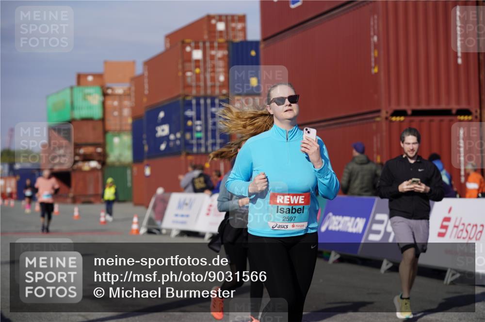 03.10.2025 - Köhlbrandbrückenlauf Michael Burmester http://msf.ph/oto/9031566 03.10.2025 10:38:01 Ziel 1136, 1254, 2597, 2602 meine-sportfotos.de