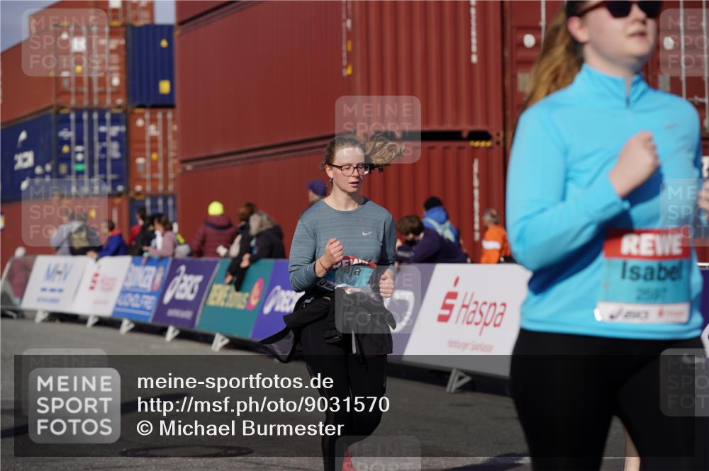 03.10.2025 - Köhlbrandbrückenlauf Michael Burmester http://msf.ph/oto/9031570 03.10.2025 10:38:02 Ziel 1136, 1254, 2597, 2602 meine-sportfotos.de