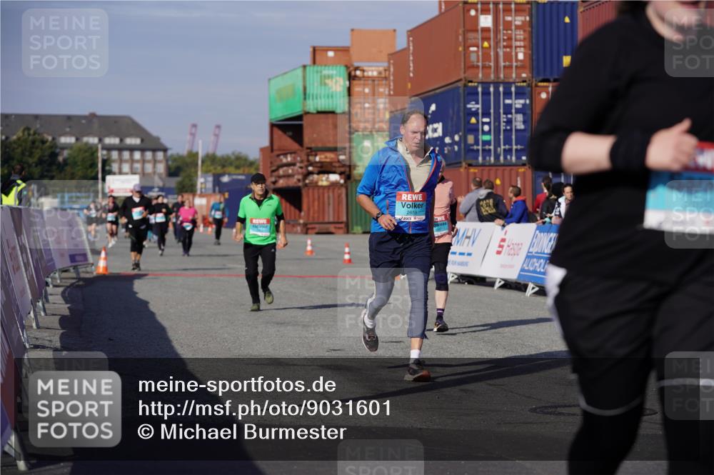 03.10.2025 - Köhlbrandbrückenlauf Michael Burmester http://msf.ph/oto/9031601 03.10.2025 10:38:08 Ziel 2453, 2602, 2659, 3097 meine-sportfotos.de