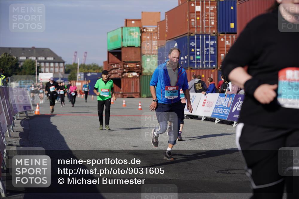 03.10.2025 - Köhlbrandbrückenlauf Michael Burmester http://msf.ph/oto/9031605 03.10.2025 10:38:08 Ziel 2453, 2602, 2659, 3097 meine-sportfotos.de