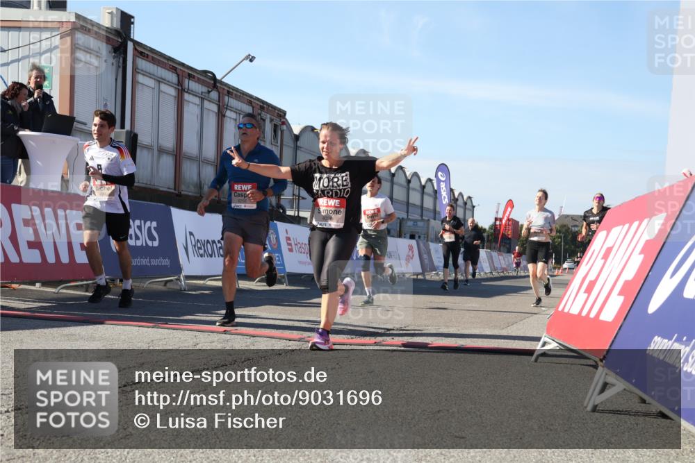 03.10.2025 - Köhlbrandbrückenlauf Luisa Fischer http://msf.ph/oto/9031696 03.10.2025 13:06:36 Ziel 4015, 4026, 4122, 4124, 4151, 4312, 4396, 4405, 4658, 4659, 5563, 5798, 6061, 6256, 6721 meine-sportfotos.de