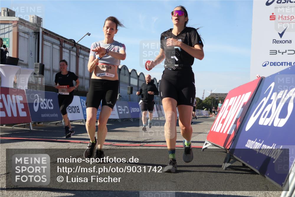 03.10.2025 - Köhlbrandbrückenlauf Luisa Fischer http://msf.ph/oto/9031742 03.10.2025 13:06:40 Ziel 4015, 4026, 4122, 4151, 4312, 4396, 4405, 5798, 5971, 6061, 6089, 6256, 6721 meine-sportfotos.de
