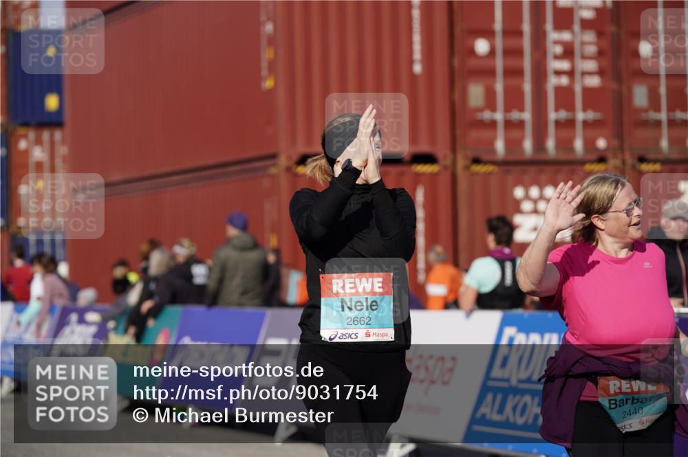 03.10.2025 - Köhlbrandbrückenlauf Michael Burmester http://msf.ph/oto/9031754 03.10.2025 10:38:28 Ziel 2042, 2440, 2575, 2626, 2627, 2662, 2859, 2860, 3040, 3437, 3438, 3442, 3621 meine-sportfotos.de