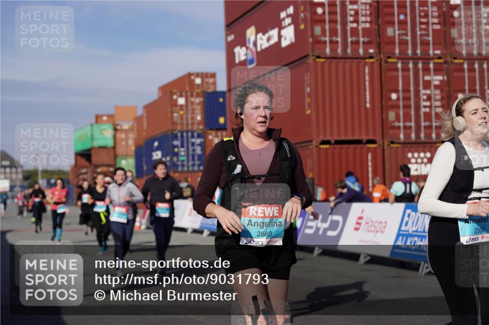 03.10.2025 - Köhlbrandbrückenlauf Michael Burmester http://msf.ph/oto/9031793 03.10.2025 10:38:32 Ziel 2042, 2279, 2434, 2575, 2626, 2627, 2859, 2860, 3040, 3437, 3438, 3442, 3475, 3621 meine-sportfotos.de