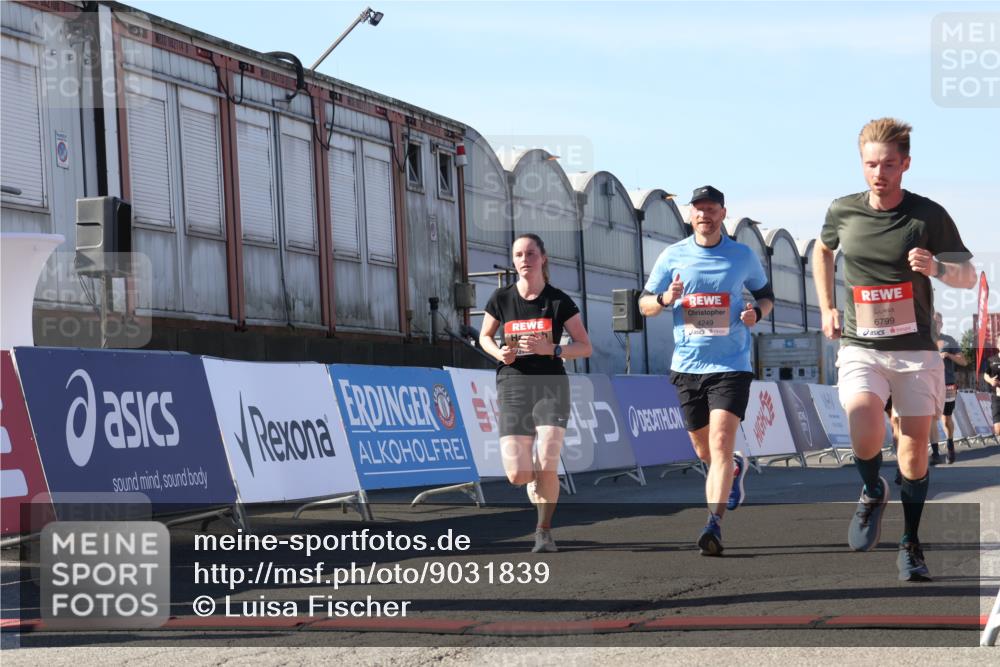 03.10.2025 - Köhlbrandbrückenlauf Luisa Fischer http://msf.ph/oto/9031839 03.10.2025 13:06:57 Ziel 4152, 4249, 4451, 4588, 5963, 6056, 6423, 6745, 6799 meine-sportfotos.de