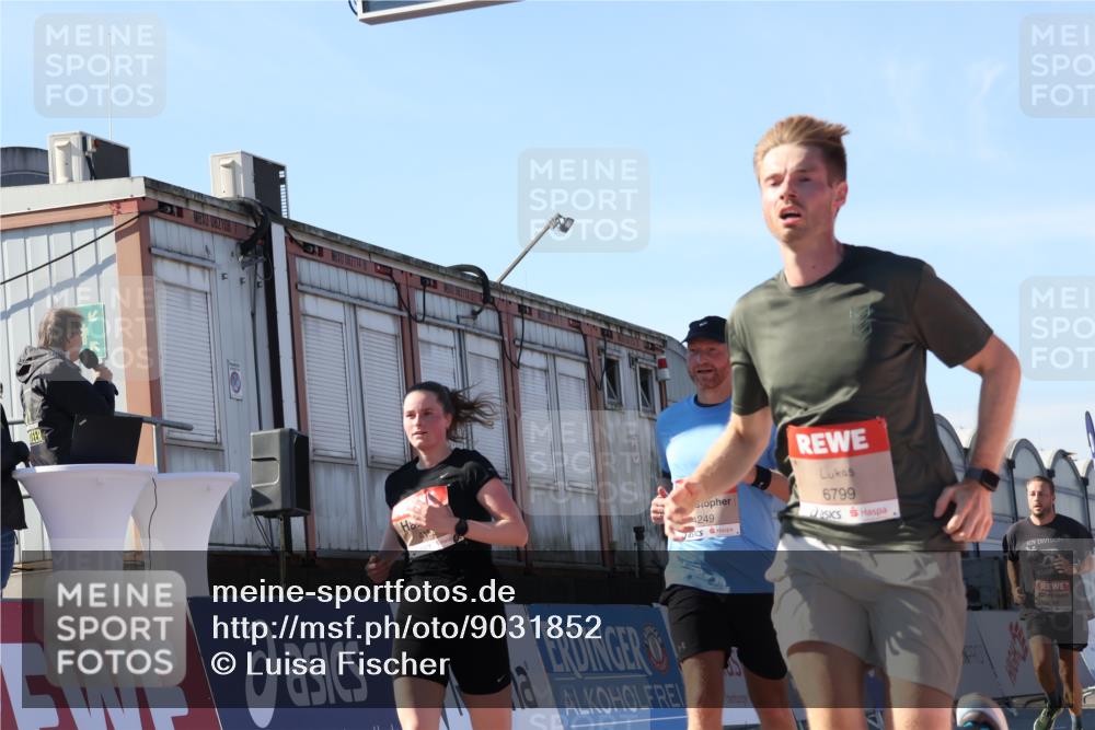 03.10.2025 - Köhlbrandbrückenlauf Luisa Fischer http://msf.ph/oto/9031852 03.10.2025 13:06:58 Ziel 4152, 4249, 4451, 4588, 5963, 6056, 6423, 6427, 6745, 6799, 6822 meine-sportfotos.de