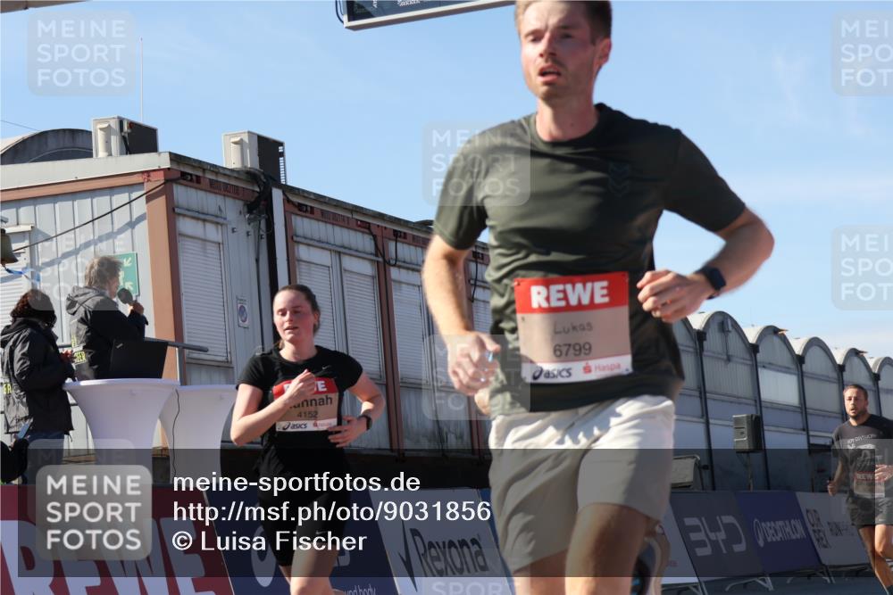 03.10.2025 - Köhlbrandbrückenlauf Luisa Fischer http://msf.ph/oto/9031856 03.10.2025 13:06:58 Ziel 4152, 4249, 4451, 4588, 5963, 6056, 6423, 6427, 6745, 6799, 6822 meine-sportfotos.de