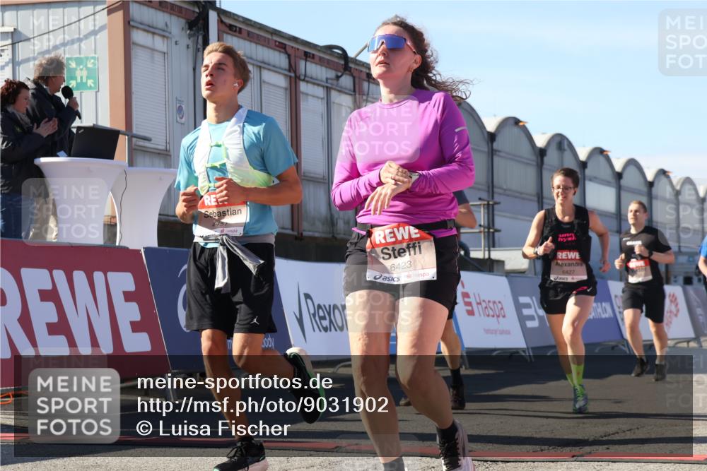 03.10.2025 - Köhlbrandbrückenlauf Luisa Fischer http://msf.ph/oto/9031902 03.10.2025 13:07:02 Ziel 4152, 4249, 4444, 4451, 4588, 4804, 5963, 6065, 6423, 6427, 6745, 6799, 6822 meine-sportfotos.de
